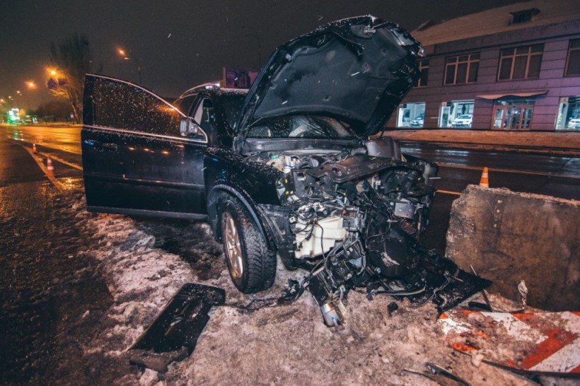В Киеве Volvo протаранил бетонный отбойник: водитель погиб на месте (ФОТО, ВИДЕО)