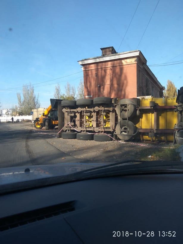 Водитель не справился с управлением: в Одессе перевернулась фура (ФОТО) Водитель не справился с управлением: в Одессе перевернулась фура (ФОТО)