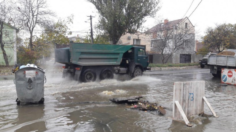 В Одессе улицу затопило фекалиями (ФОТО, ВИДЕО)