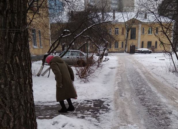 Селедка и &laquo;Оливье&raquo;: новогодние радости столичного пенсионера (ФОТО)