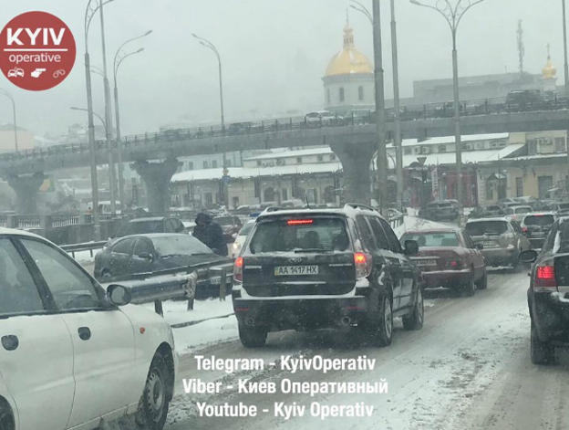В Киеве на улице Елены Телиги авто влетело в остановку, где стояли люди (ФОТО)
