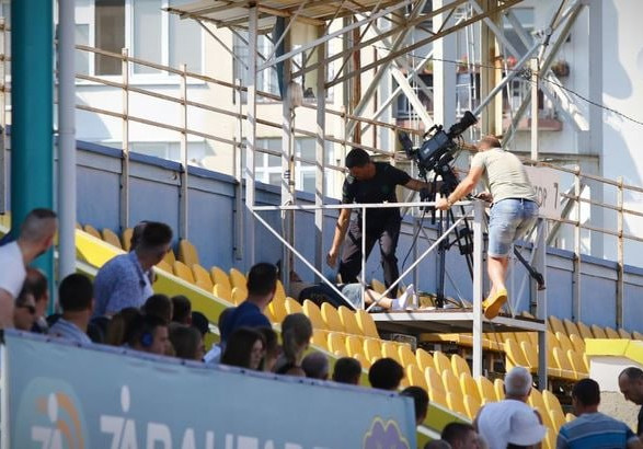 Во время матча "Днепр-1" - "Оболонь" потерял сознание оператор Во время матча "Днепр-1" - "Оболонь" потерял сознание оператор