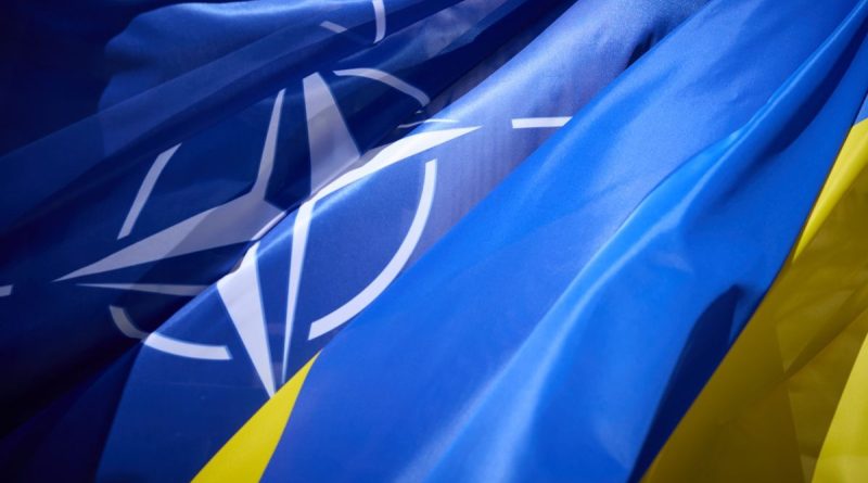 Флаги НАТО и Украины