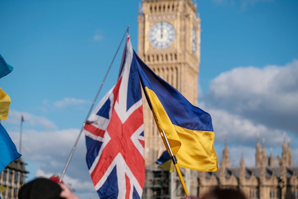 Флаги Украины и Британии