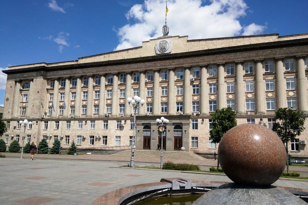 Здание в Черкассах на бульваре Шевченко, 185, где работают облсовет и ОВА