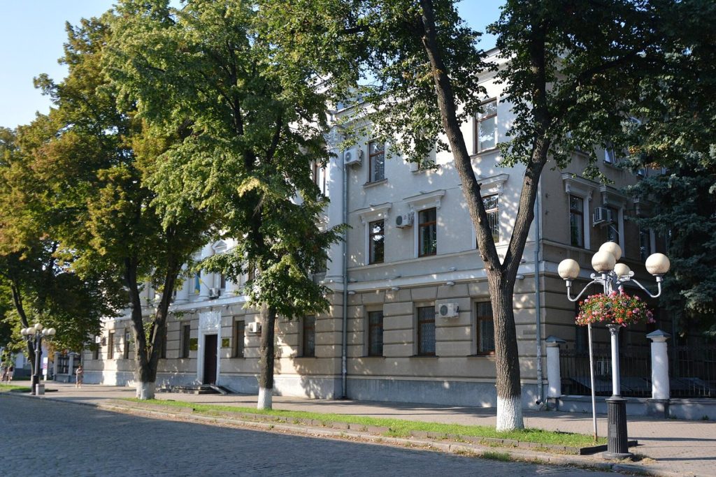 Здание Полтавского городского совета на улице Соборности, 18